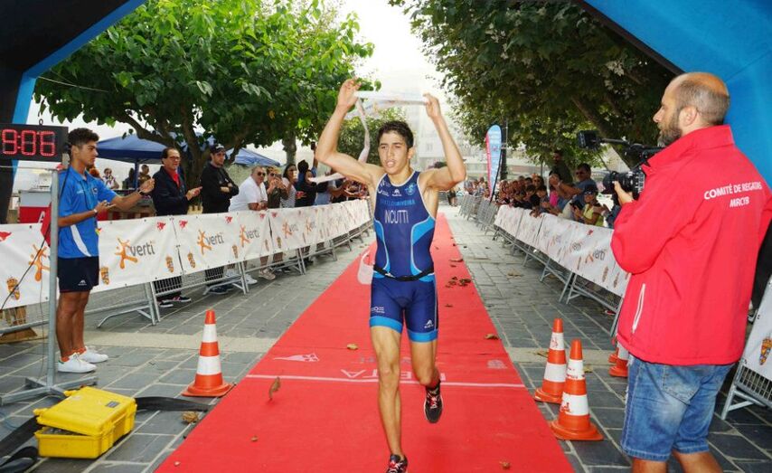 Incuti cruzando la linea de llegada del Vertiatlón - Foto © Manuel Parada