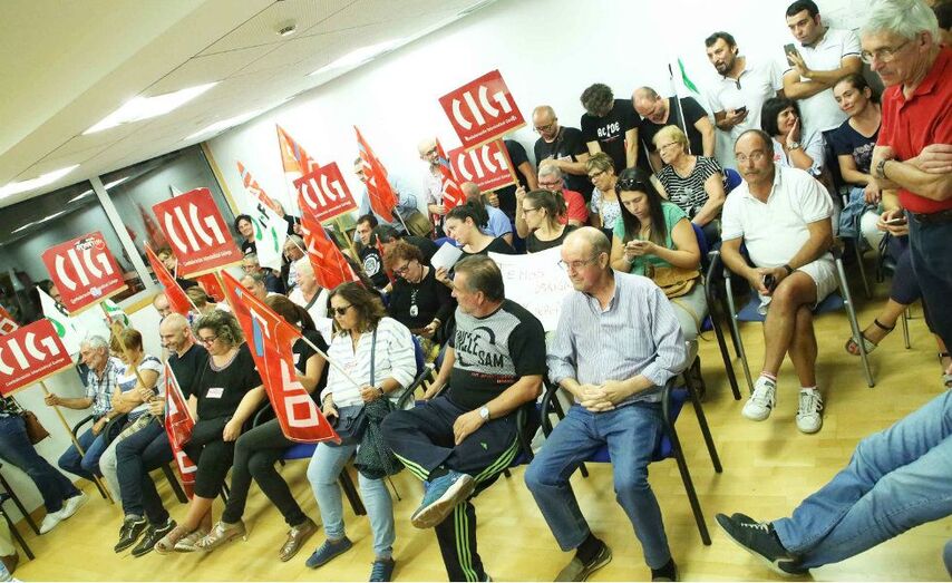 Imaxe das traballadoras e traballadores municipais durante o Pleno do 1-O / A. Hern&aacute;ndez