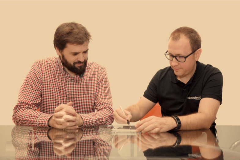 Ángel Aparicio, Socio de Enxendra Technologies, e Alberto Molpeceres, CEO de Besepa, asinando o acordo de venta