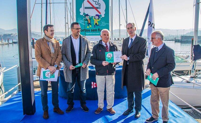 El conselleiro de sanidad de la Xunta entrega el diploma al presidente del Monte Real. /&copy; Rosana Calvo