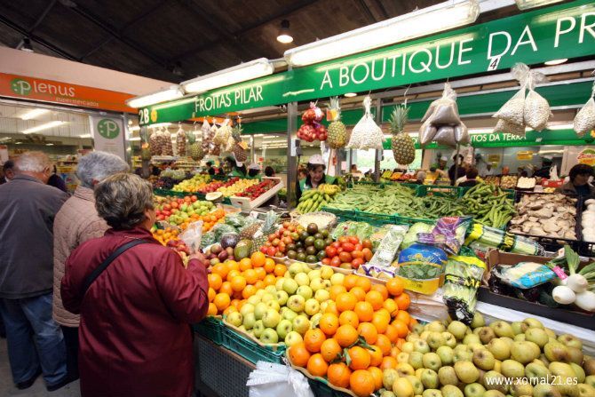 Imagen de un mercado tradicional frente a lo que cada vez es m&aacute;s com&uacute;n: encontrar sistemas de autoservicio de pago con el fin de librarnos de largas colas.