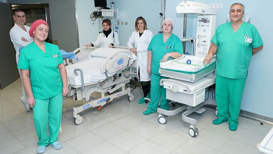 Cirujanos de Povisa, durante una intervenci&oacute;n.