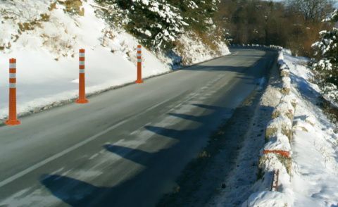 La señalización de zonas de peligro es otro de los usos de estos postes deformables / 3milenio.es