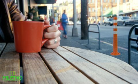 Un bolardo flexible delimita el paso de vehículos a zonas restringidas / 3milenio.es