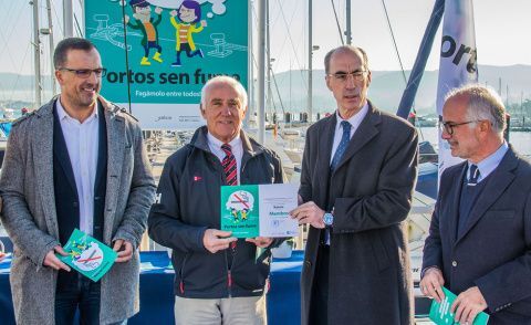 El presidente del Monte Real José Luis Álvarez recibió el diploma en nombre del club. /&copy; Rosana Calvo