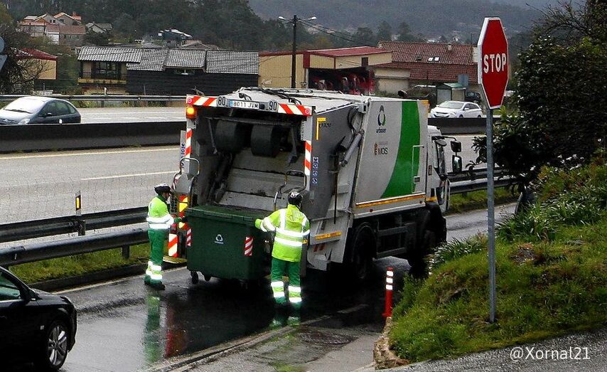 Operarios da empresa Urbaser durante a recollida de RSU en Mos