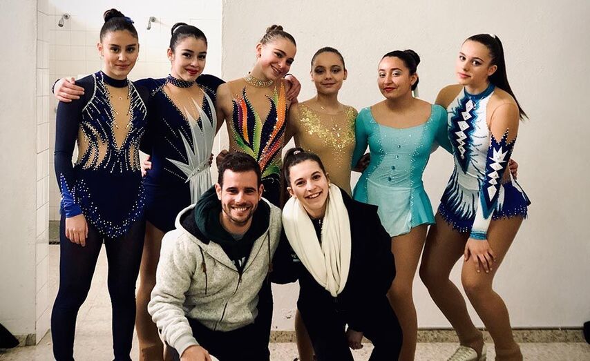 Patinadoras Cadetes CPA Condado (Daniela, Dubra, Maria, Aldara, Luana y Laura. Debajo Edu Caride (entrenador) y Erea Abalde).