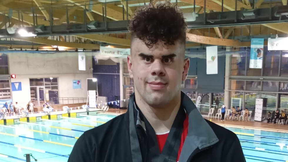 El nadador Juan Ferrón Gutiérrez conquista un doble récord de España en Barcelona