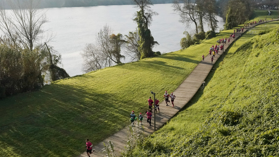 La IV San Silvestre Solidaria de Tui congrega a 2.000 personas en una fiesta deportiva
