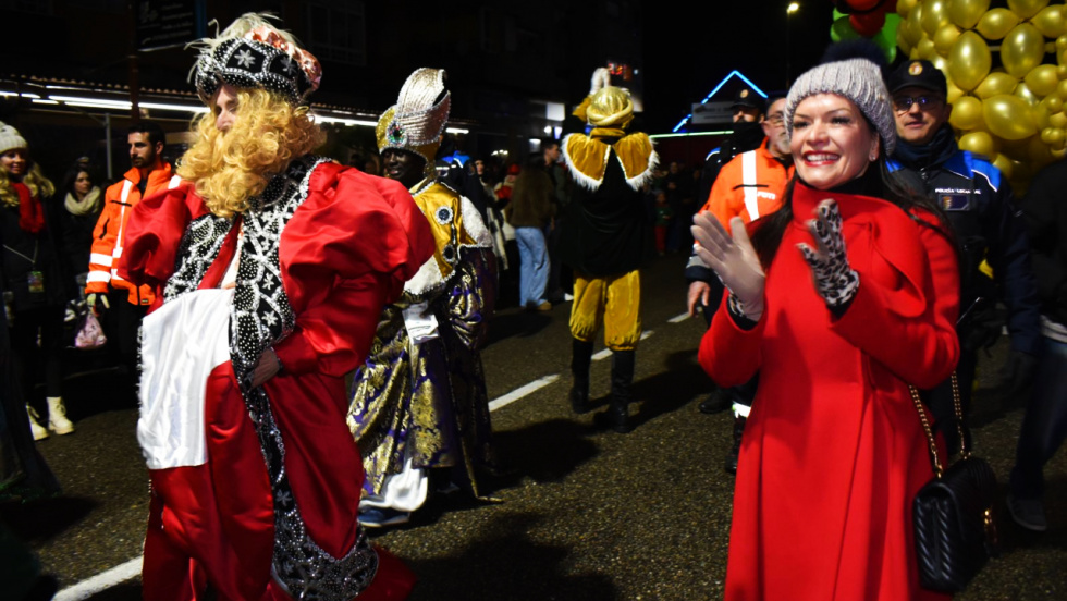 Los Reyes Magos congregan a una multitud a su paso por Mos