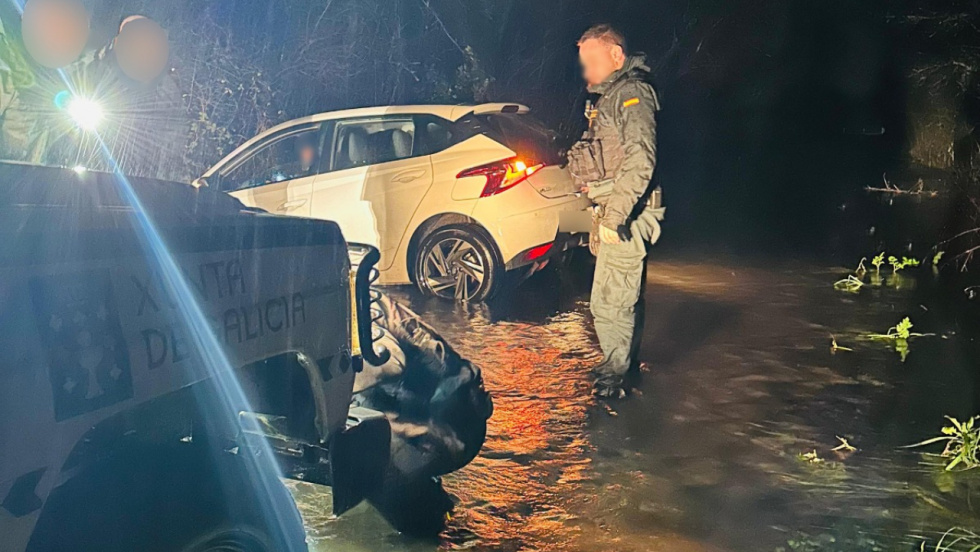 Rescatado el conductor de un vehículo parcialmente sumergido en el río Chaín de Portas