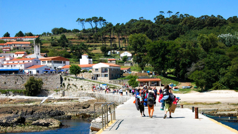 La isla de Ons abre la temporada de Semana Santa con barcos y cámping operativos
