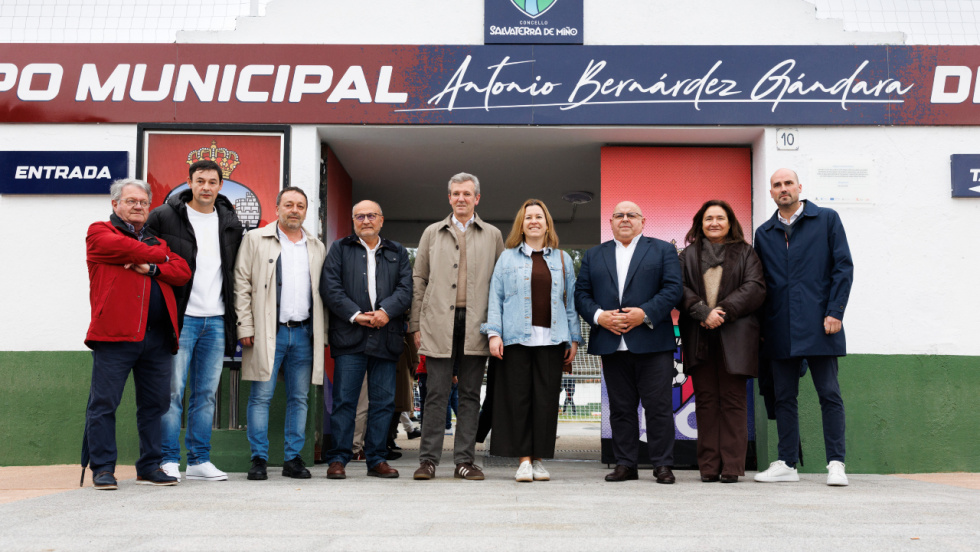 Rueda destaca la colaboración institucional en la reforma del campo de fútbol de Salvaterra do Miño