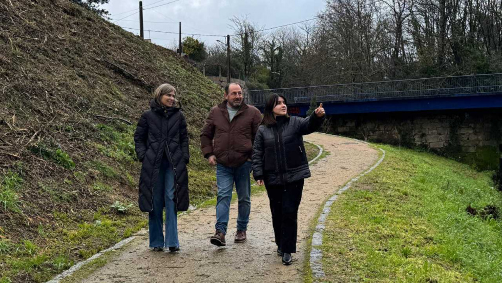 Ponteareas lleva a cabo labores de limpieza y desbroce en el regato de A Venda y otras zonas