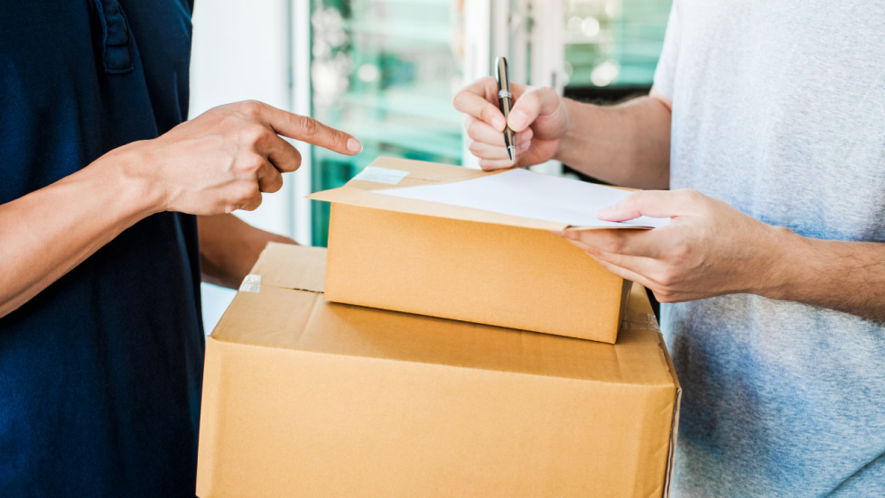 La OCU tramitó cerca de 5.000 reclamaciones contra empresas de mensajería durante 2025