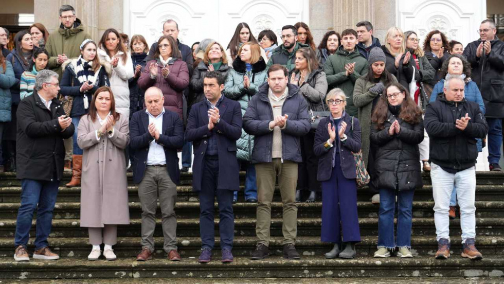 La Diputación de Pontevedra guarda un minuto de silencio por las víctimas del accidente ferroviario de Córdoba