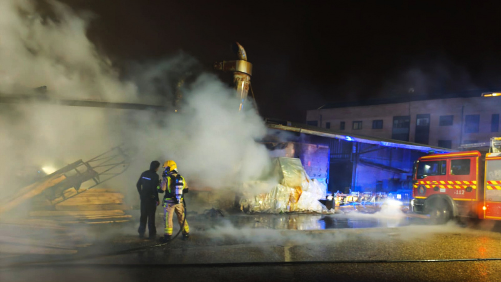 Un nuevo incendio en un aserradero de Mos recuerda al grave siniestro que lo destruyó en 2011