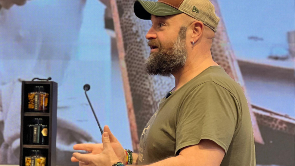 Un apicultor gallego con raíces en O Saviñao recibe dos premios de oro en París con su miel