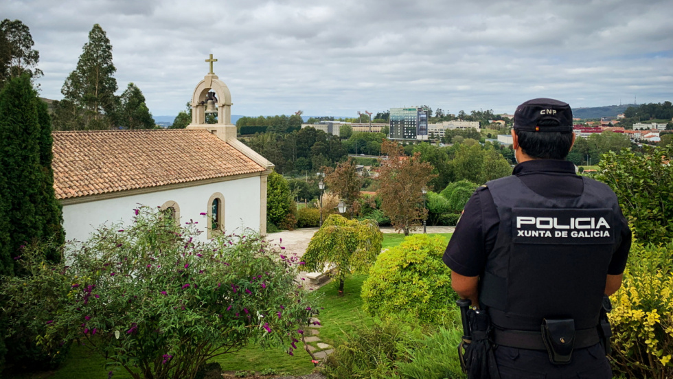 La Xunta distingue a casi medio centenar de policías y unidades de seguridad con sus máximas condecoraciones