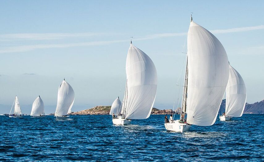 La Liga de Invierno J80 se disputa en la bahía de Baiona. /© Rosana Calvo