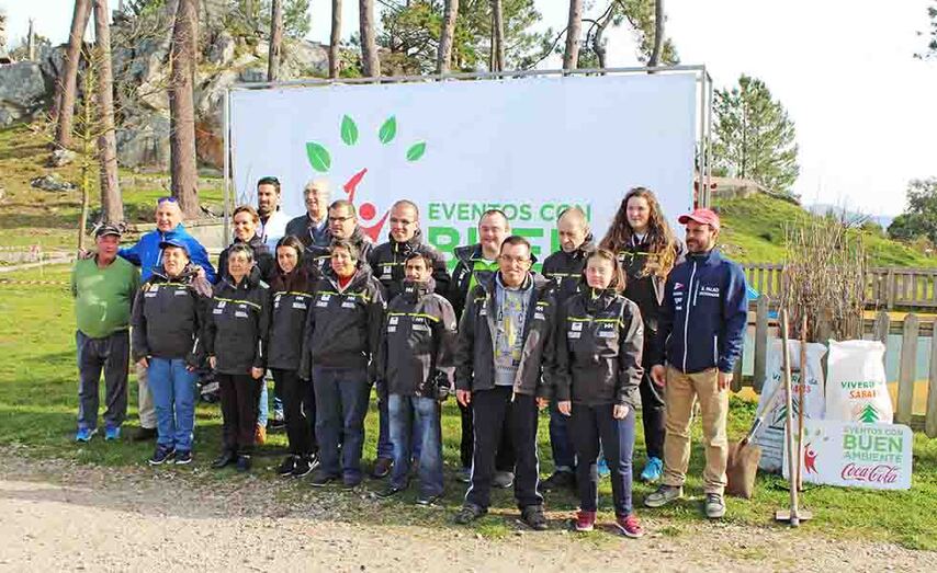 Un grupo de alumnos del Centro Juan Mar&iacute;a participaron en la reforestaci&oacute;n. /&Oacute;scar Calero