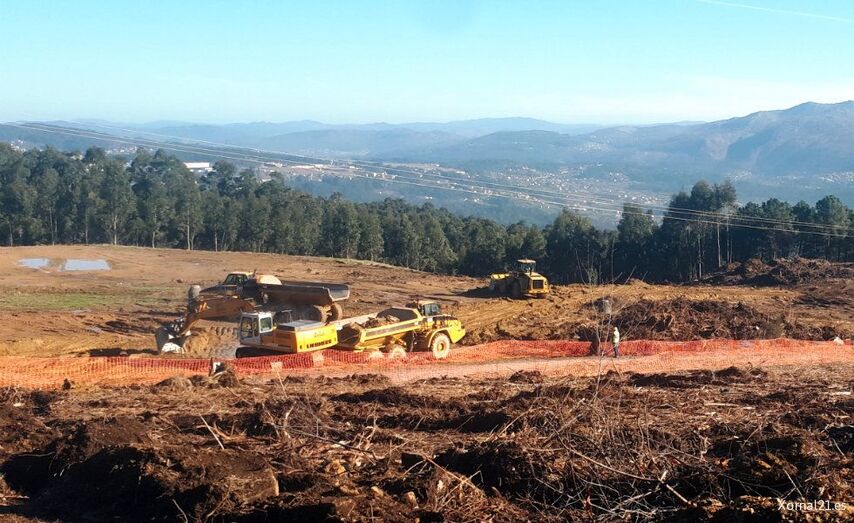 Imaxe das obras que se est&aacute;n a executar na parroquia de Pereiras