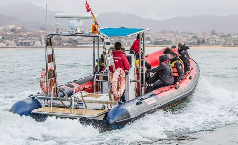 Durante 2 horas los alumnos del CEE de Panxón pudieron disfrutar y aprender en el mar. /&copy; Rosana Calvo