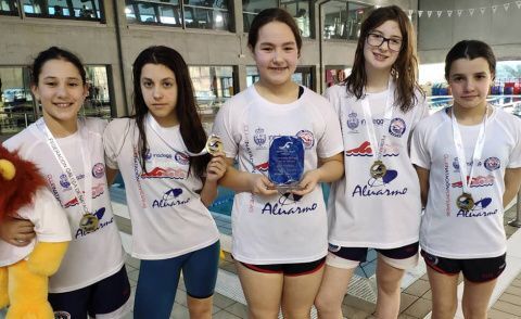 iqda a dcha: Sof&iacute;a Carballo, Ux&iacute;a Gonz&aacute;lez, Eva Resille, In&eacute;s Borge e Iria Lemos con el trofeo Campe&oacute;n Femenino