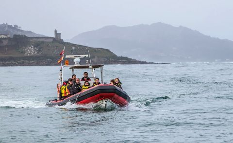 La bahía de Baiona con el Parador Nacional al fondo fue el escenario de la iniciativa. /&copy; Rosana Calvo