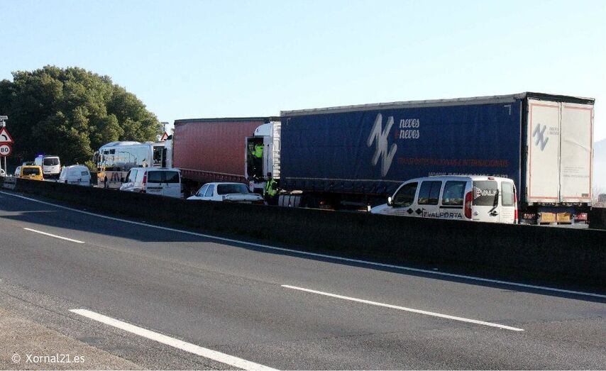 Imagen de los veh&iacute;culos implicados en el accidente ocurrido esta ma&ntilde;ana