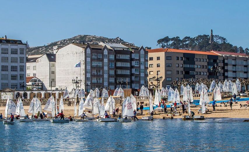 Los optimist saliendo al agua para disputarse el Campeonato Gallego en Baiona. /&copy; Rosana Calvo