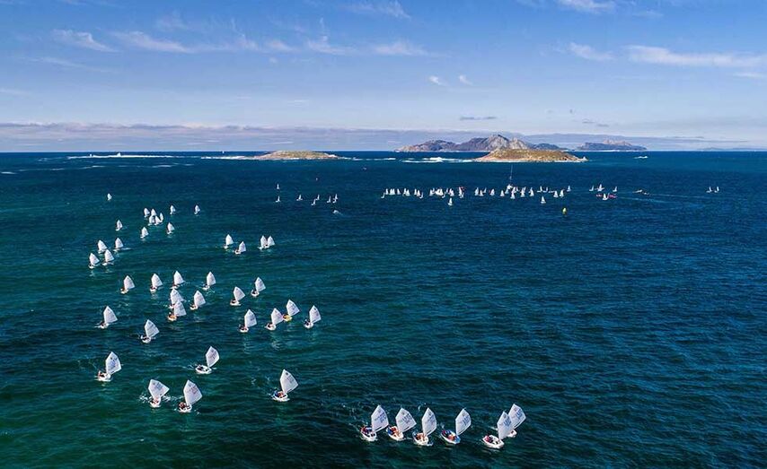 Espectacular imagen del Campeonato Gallego de Optimist en las Rías Baixas. /Jacobo Bastos