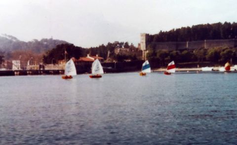 Primeros optimist en Baiona en 1970 - Foto del archivo de Javier de la G&aacute;ndara