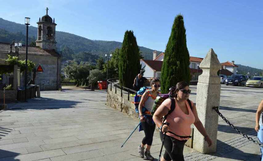 Imaxe de arquivo de peregrinos/as ao seu paso pola zona do Pazo de Mos.