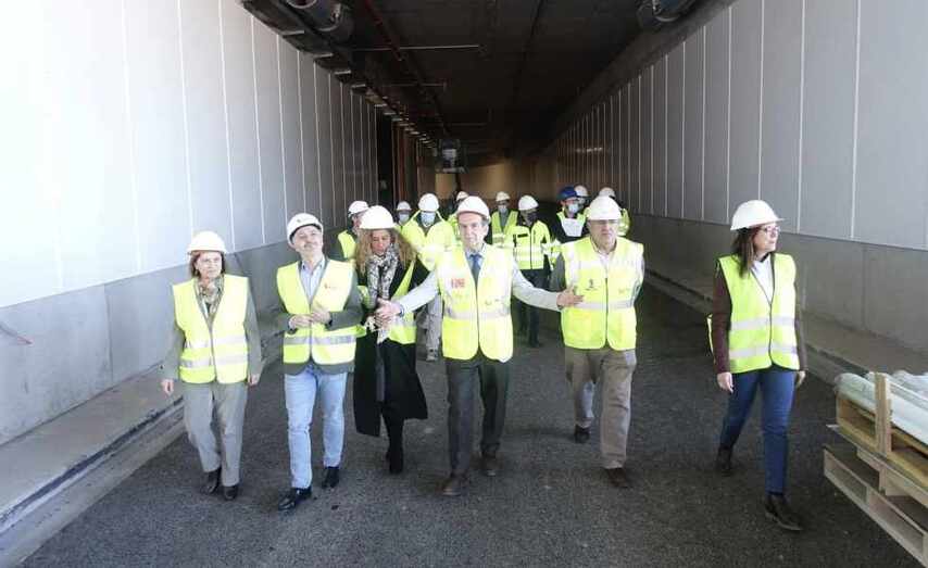 O alcalde, os tenentes de alcalde e o delegado de Zona Franca durante a visita.