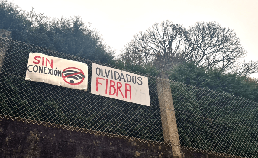 Unha vivenda do Outeiro en Torroso reclama o servizo de internet cunha pancarta / Arquivo