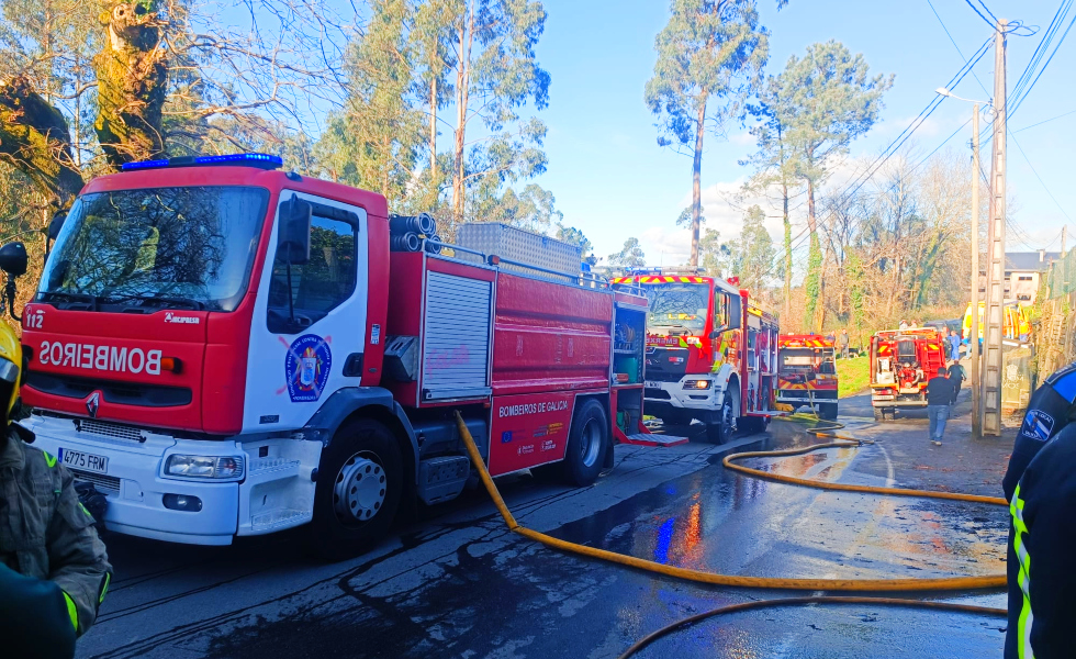 Imaxe dos medios de extinción despregados no lugar