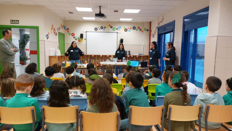 AIMEN acerca la ciencia a 80 escolares de O Porriño para conmemorar el Día de la Mujer y la Niña en la Ciencia