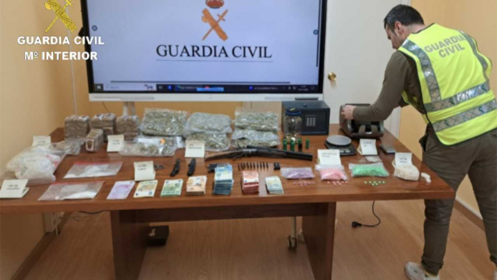 La Guardia Civil desmantela un almacén de drogas y armas en un trastero de Salvaterra de Miño