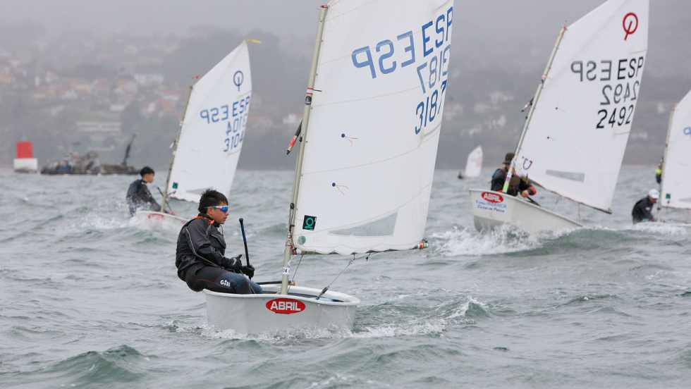 Alejandro Alonso afianza su liderato en el Gallego de Optimist tras una jornada maratoniana en la Ría de Vigo
