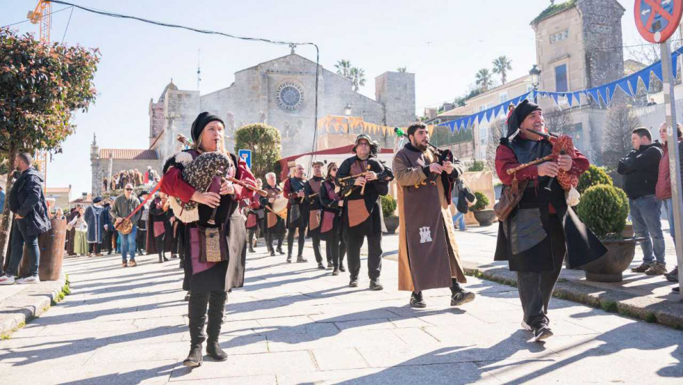 Baiona convierte su pasado en estandartes: los vecinos sacarán a desfilar sus linajes en la Arribada