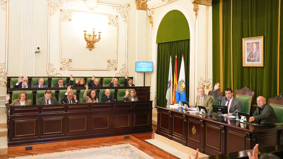 Un tenso pleno en la Diputación de Pontevedra acaba con la protesta del personal del GES