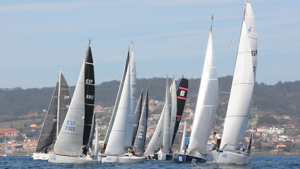 La Regata Interclubes estrena su 12ª edición con 50 barcos y ocho líderes en la ría de Pontevedra