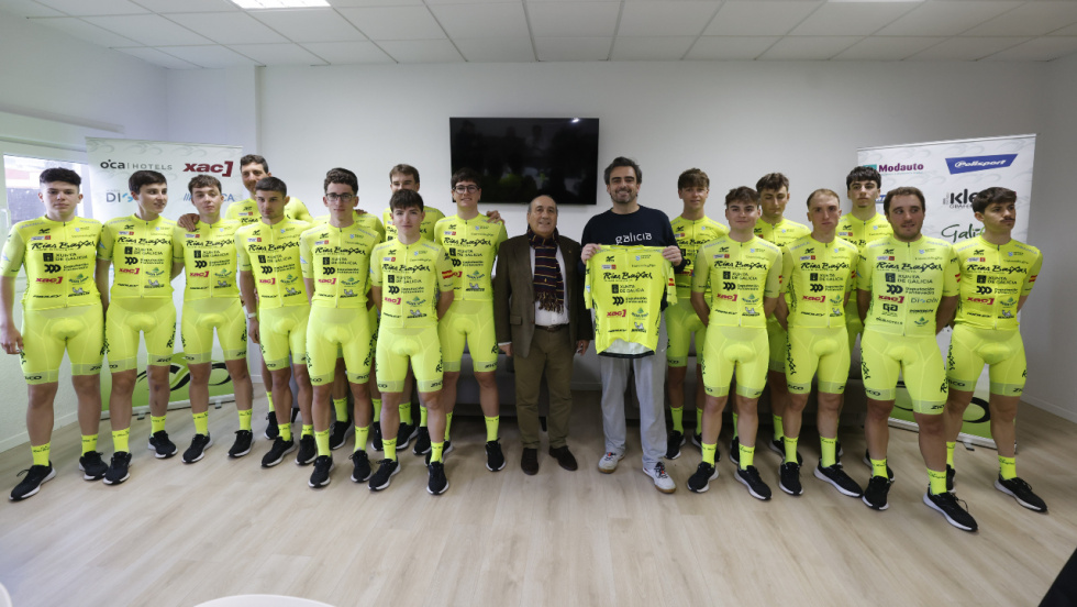 El conselleiro Diego Calvo apoya la concentración de pretemporada del Club Ciclista Rías Baixas
