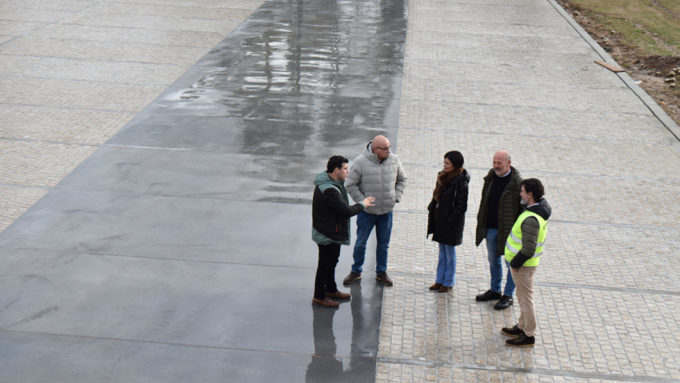 La alcaldesa de Mos supervisa la fase 2 de la reforma del entorno de la iglesia de San Miguel de Pereiras