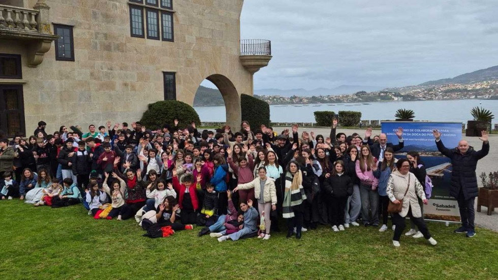 Baiona renueva la Doca con los deseos de 180 escolares