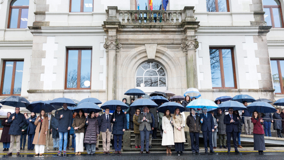 Rueda encabeza el minuto de silencio en San Caetano por la víctima de violencia machista de Mos
