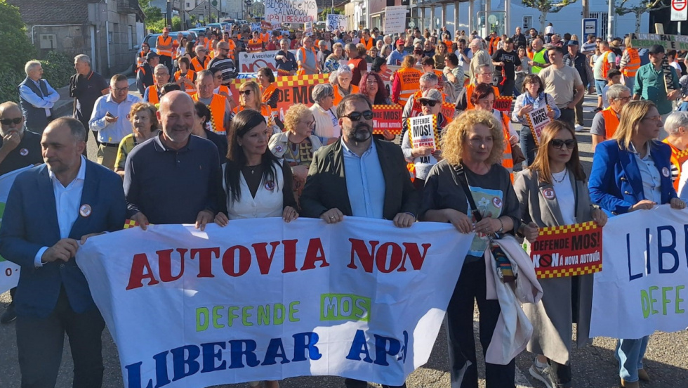 Mos se alía con sus empresarios para exigir cambios en la A-52 y la gratuidad de la AP-9