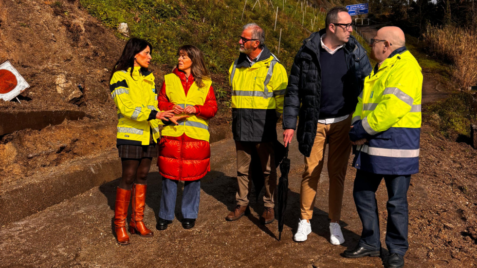 La Xunta supervisa los trabajos en el deslizamiento de Xalde y estudia levantar un muro al pie del talud