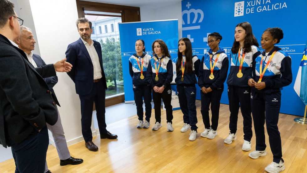 O conselleiro de Presidencia recibe ás atletas galegas campioas de España de campo a través
